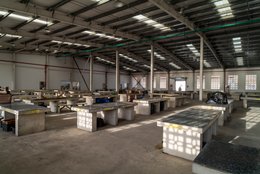 Accra;-Ghana;-Jamestown;-fish-market;-hall;-small-fish;-empty;-stalls;-concrete;-new-harbour;-Sino-Ghanaian-cooperation;-informal-economy;-contrast;-infrastructure;-documentary-photography;-Gulf-of-Guinea;-West-Africa;-historic-district;-Kaleidos;-Kaleidos-images;-La-parole-à-limage;-Stories-Pictures;-Tarek-Charara